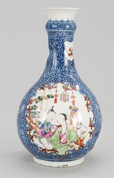 FLASKA, porslin. Qingdynastin, 1700-tal.