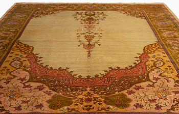 An antique west anatolian Ushak carpet, ca 367 x 296 cm.