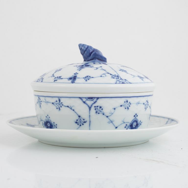 Dining and coffee service, 114 pieces, "Musselmalet", porcelain, Bing & Gröndahl and Royal Copenhagen, Denmark.