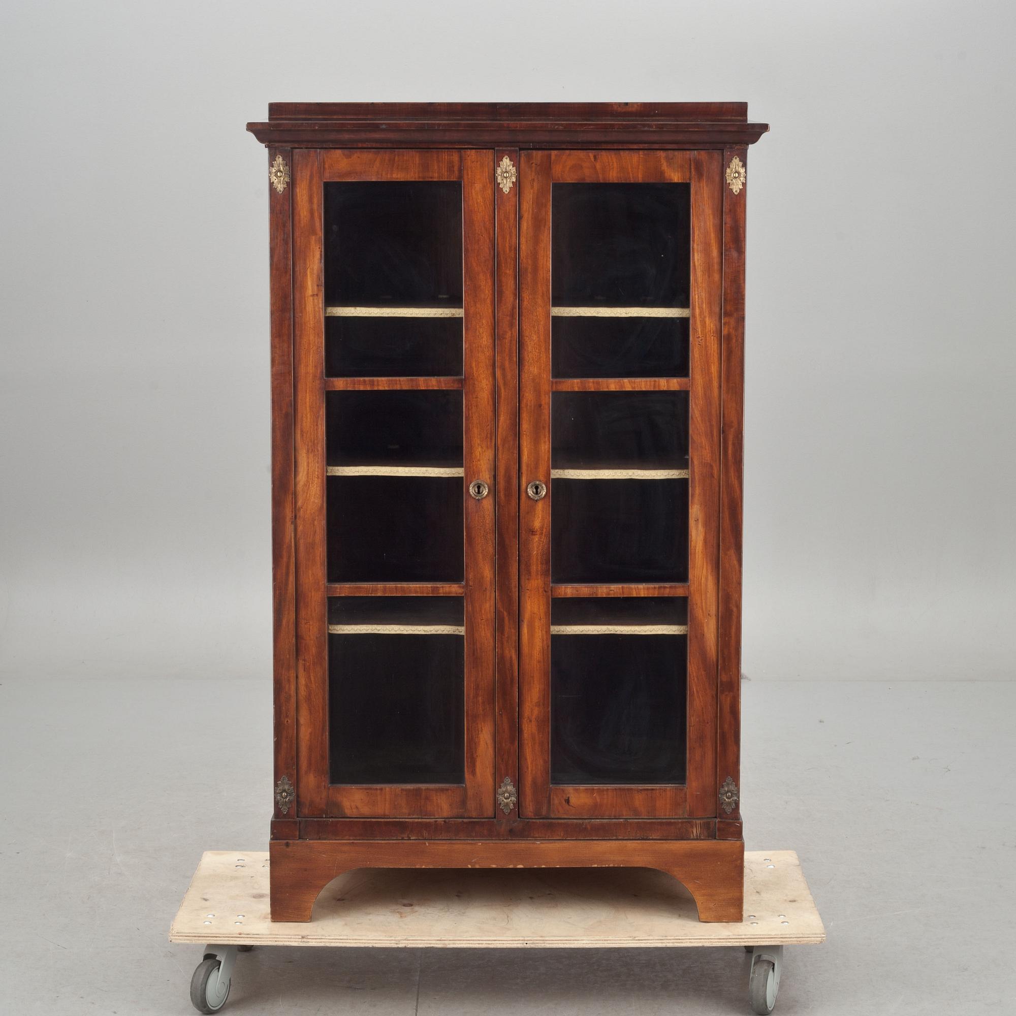 VITRINSKÅP, Karl Johan, 1800-talets första hälft.