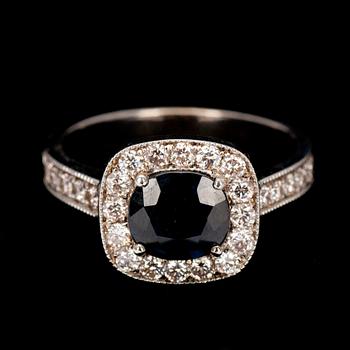 RING, vitguld 14K, fasettslipad safir 1,51 ct, briljantslipade diamanter tot. 0,58 ct. Vikt 5,3 g.