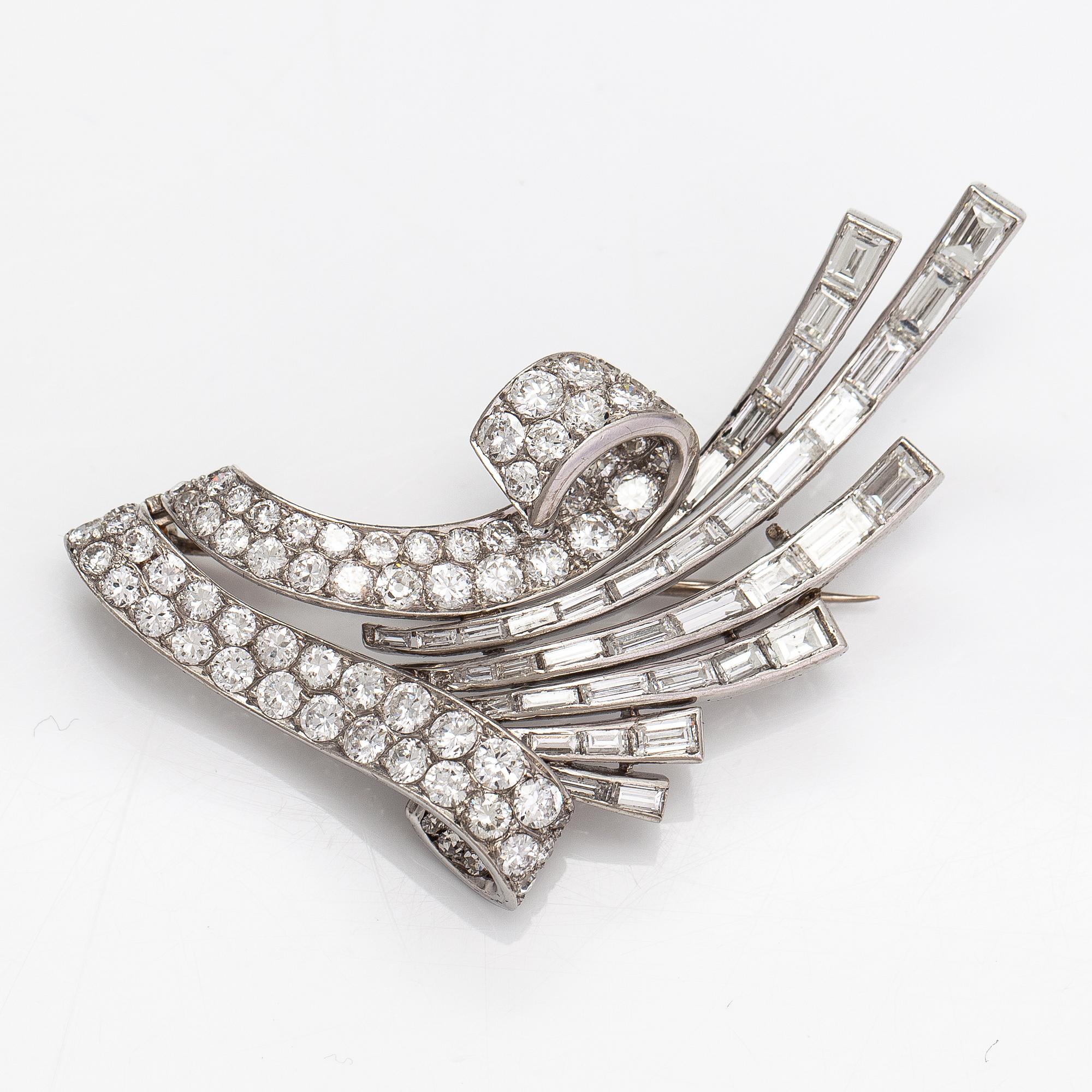 A platinum brooch with diamonds ca. 5.00 ct in total.