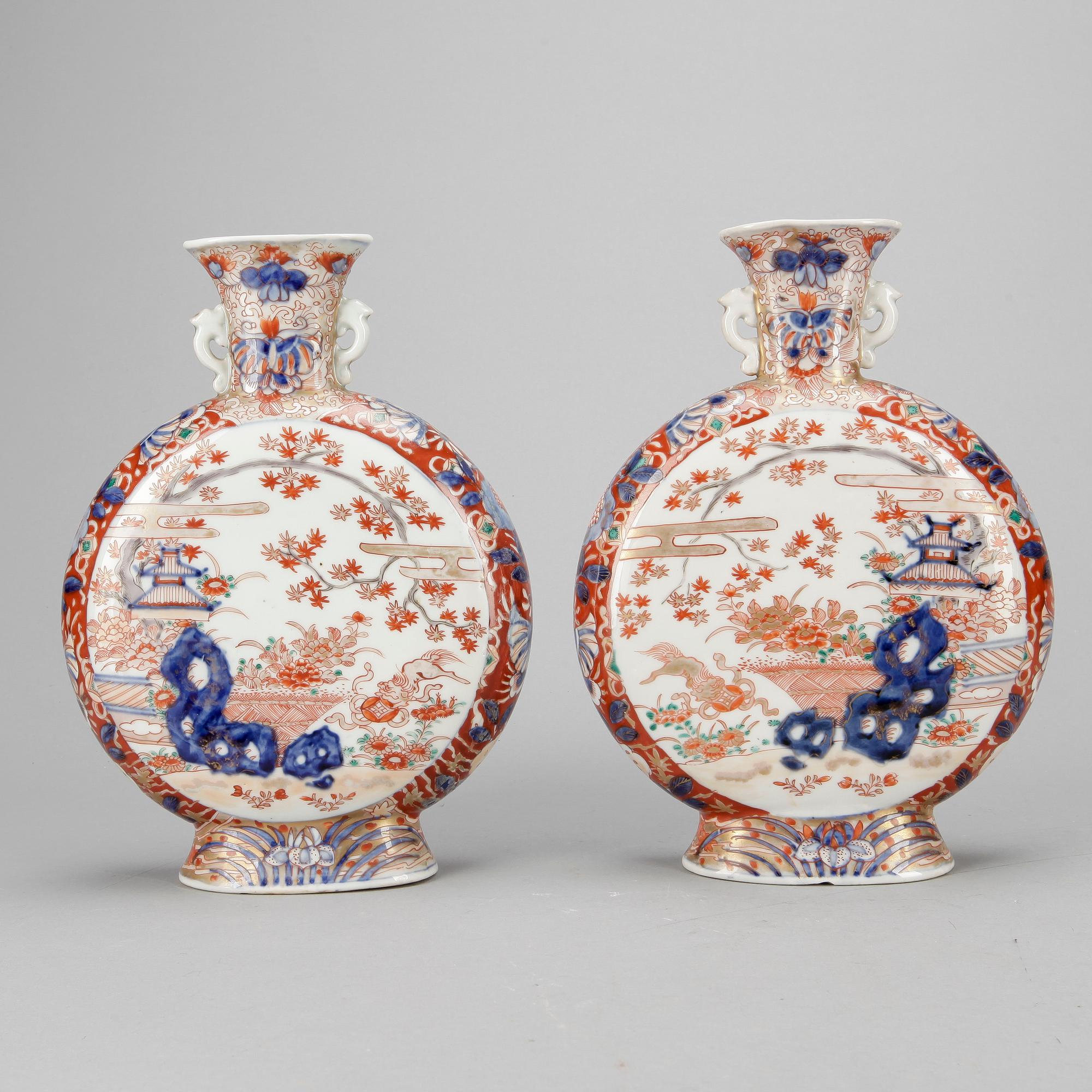 PILGRIMSFLASKOR, ett par, porslin, Japan, sent 1800-tal.