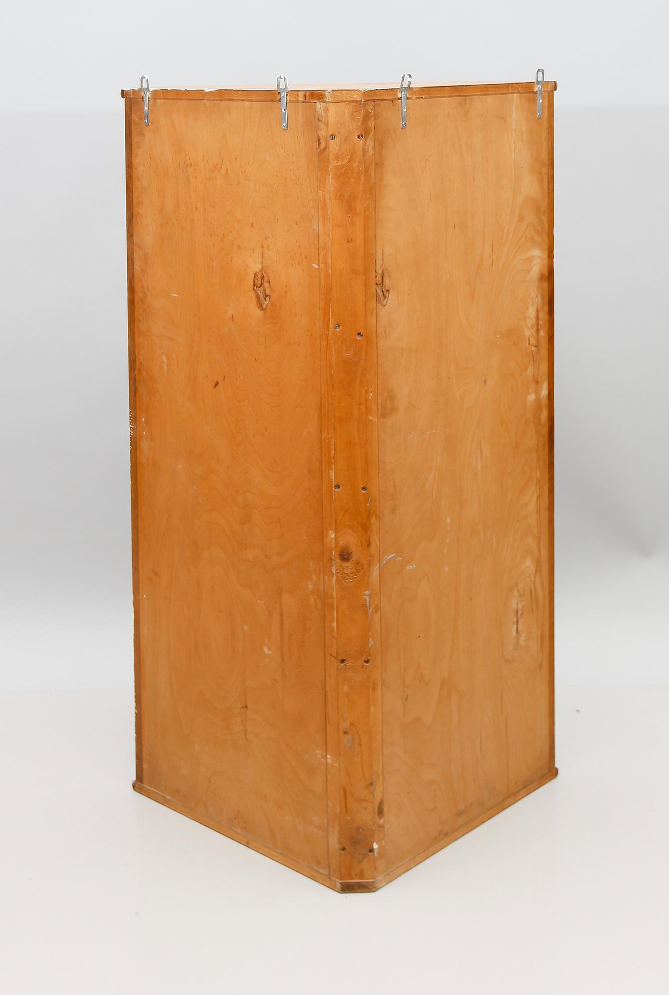 HÄNGVITRINSKÅP, 1900-talets första hälft.