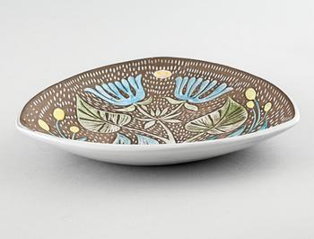 An earthenware dish by Mari Simmulsson for Upsala Ekeby, third quarter of the 20th century.