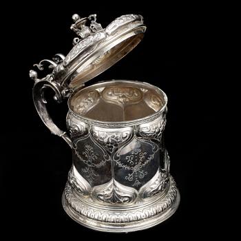 DRYCKESKANNA. silver, renässansstil, importstämplar samt K. Anderson, Stockholm, 1941. Vikt ca1180g.