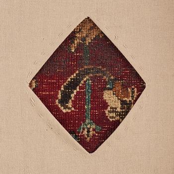MOGULMATTA/"INDO-PERSISK", FRAGMENT, ca 175 x 60,5 cm, sannolikt 1600-tal. Inramat.