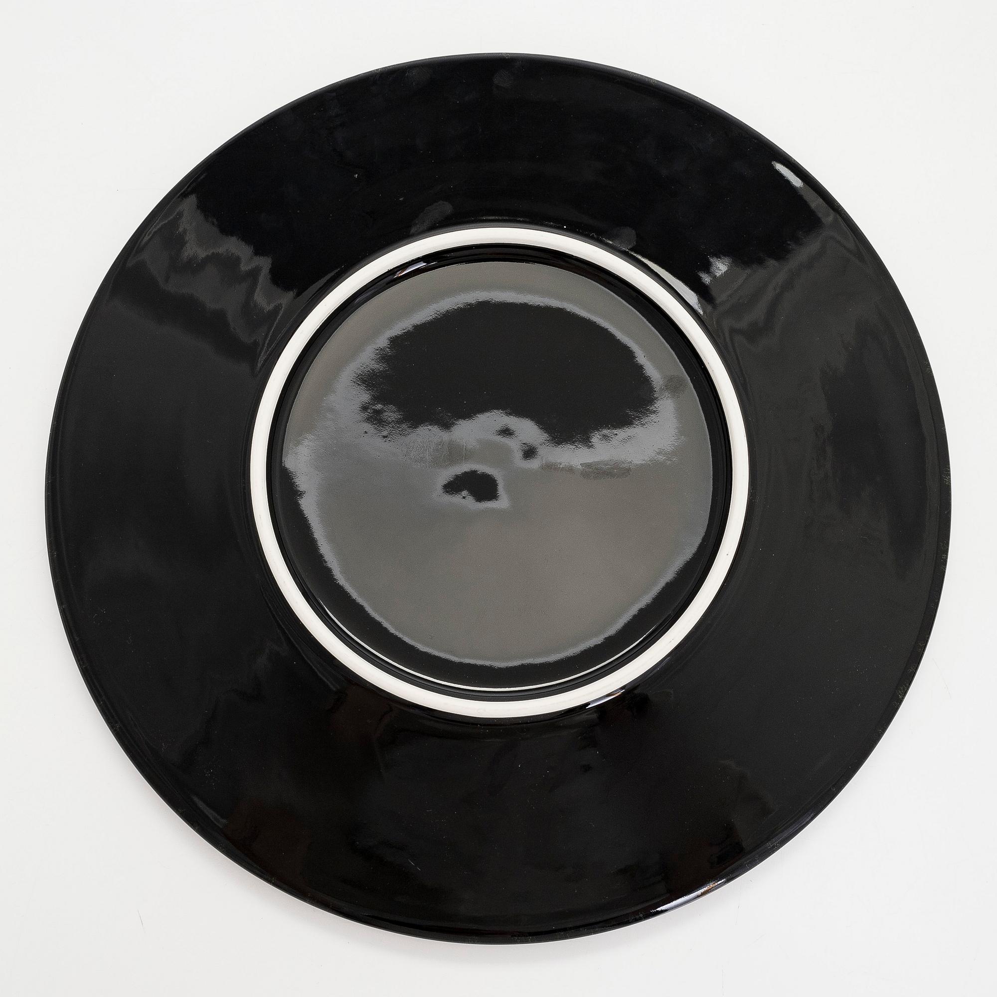 Fujiwo Ishimoto, Two porcelain dishes, Arabia 1990s.