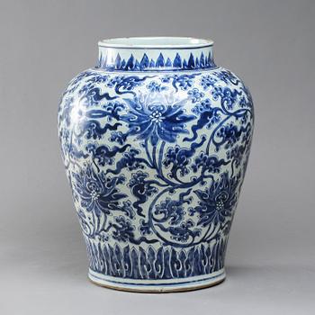 A large blue and white jar, Qing dynasty, Kangxi (1662-1722).