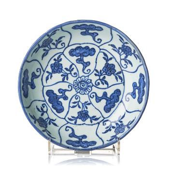 1112. A blue and white lingzhi dish, late Ming dynasty/early Qing dynasty.