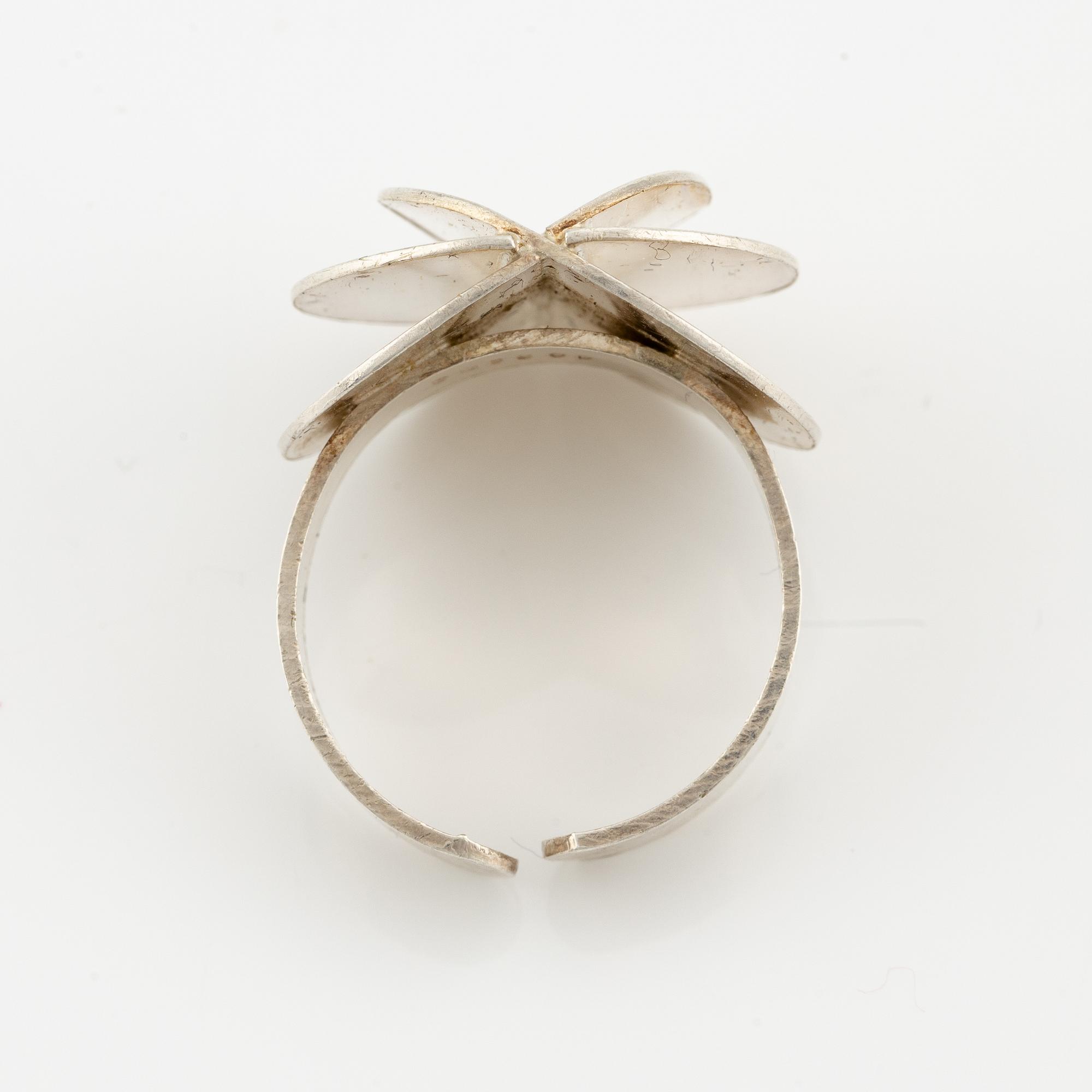 Ring and a pair of earrings, silver with pearls.