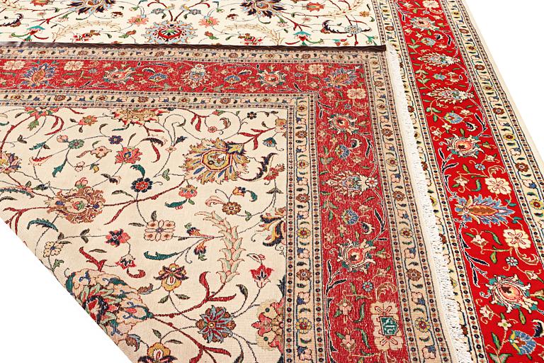 A Mahal carpet, c. 493 x 300 cm.