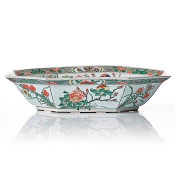 A famille verte bowl, Qing dynasty, Kangxi (1662-1722).