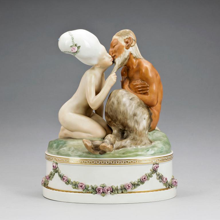 FIGURGRUPP, porslin, GERHARD HENNING, för Den Kongelige Porcelainsfabrik, Danmark, 1918.