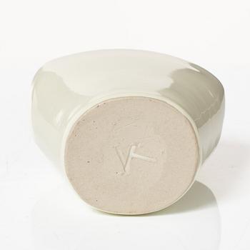 Kennet Williamsson, fyra keramiska objekt, varav tre signerade.