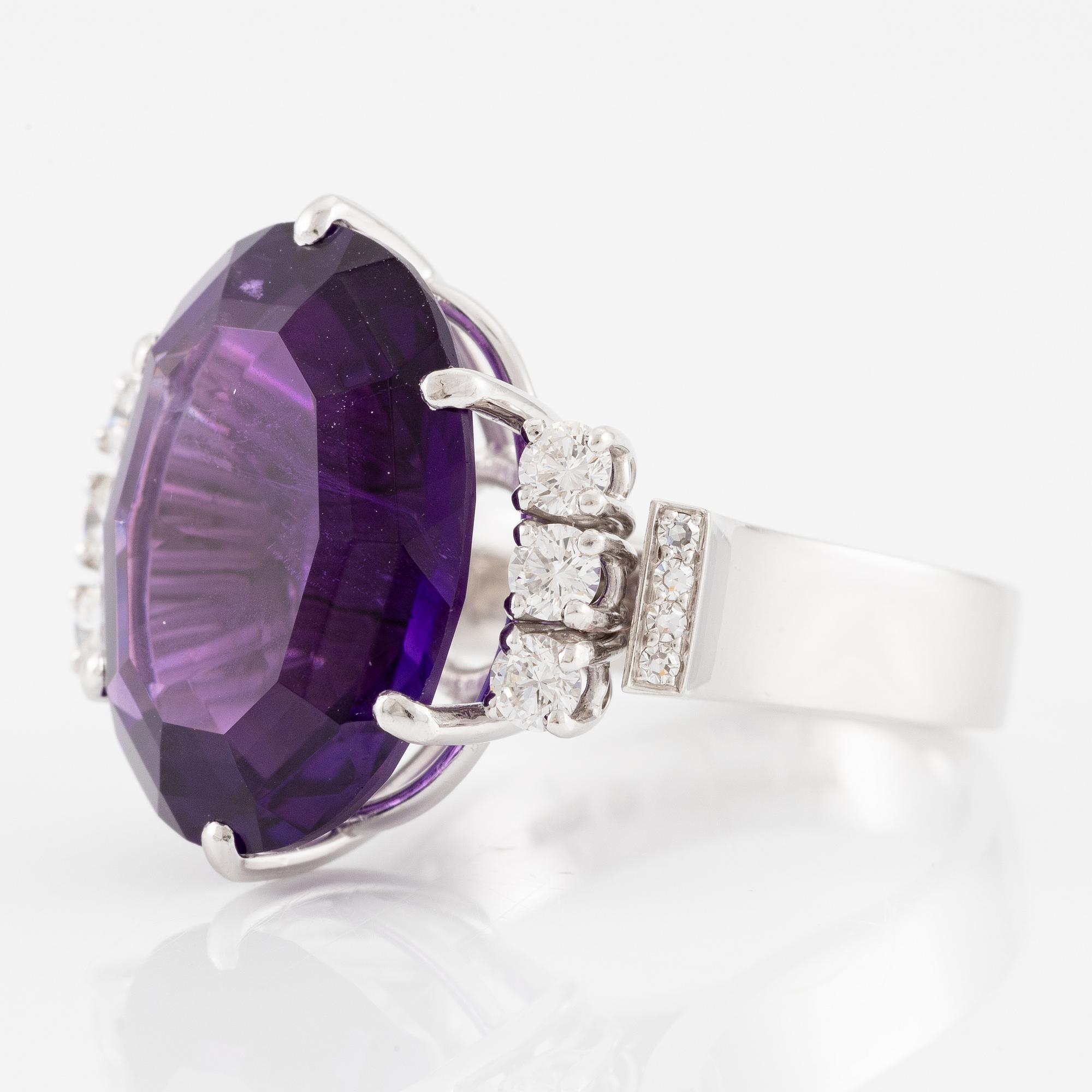 Ring 18K vitguld med en fasettslipad ametist samt runda och åttkantslipade diamanter, CF Carlman.