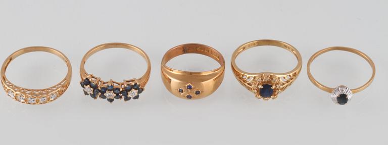 RINGAR, 5 st, 18K guld med åttkantslipde diamanter samt fasettsliapde blå safirer. Vikt 13, 4 gram.