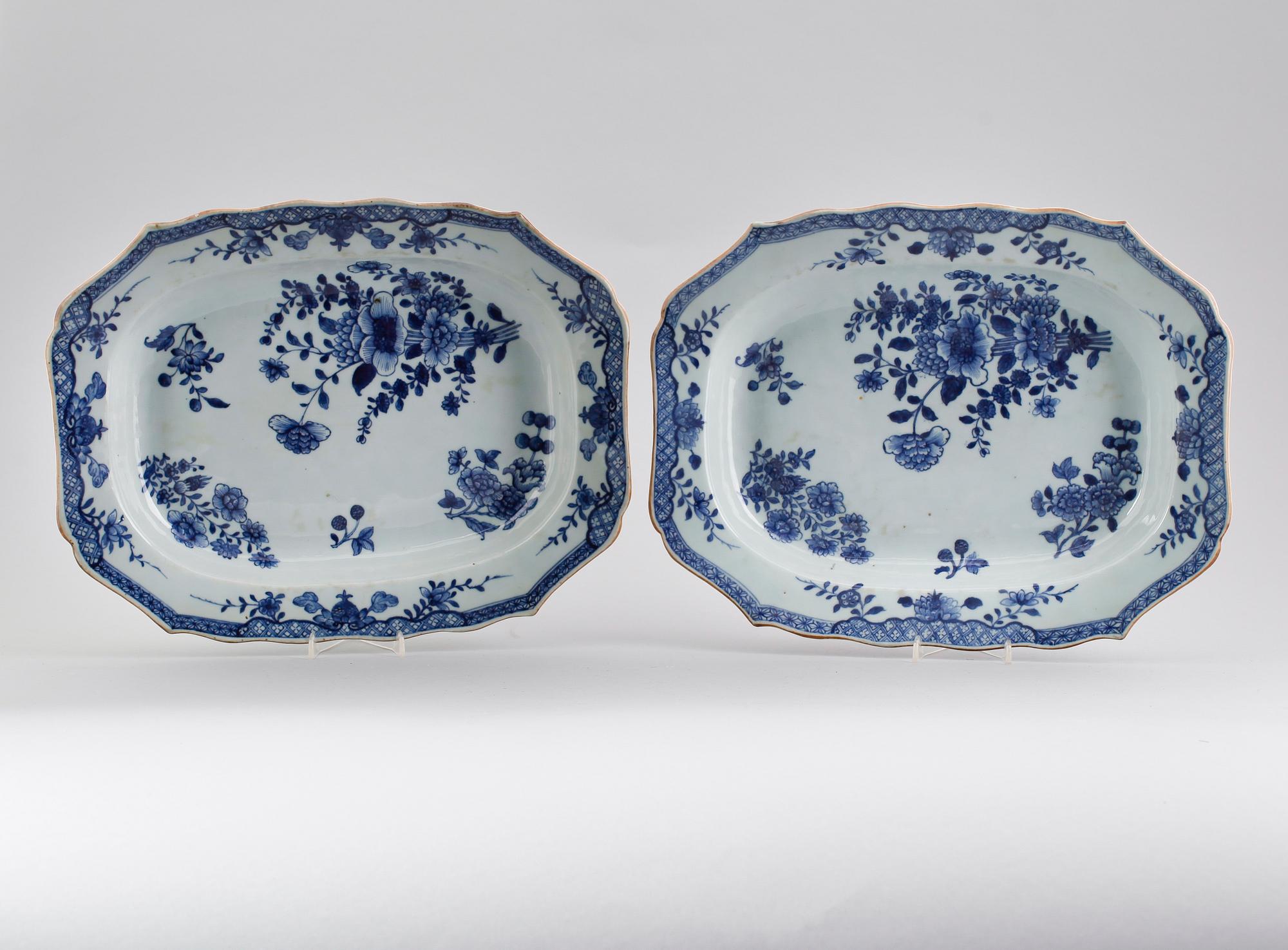 SKÅLFAT, 2 st,  porslin, Kina, Qianlong 1736-1795.