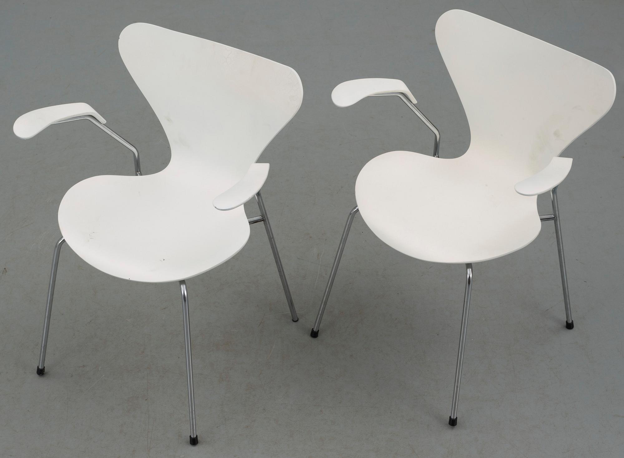 KARMSTOLAR, ett par, "Sjuan" Arne Jacobsson för Fritz Hansen.
