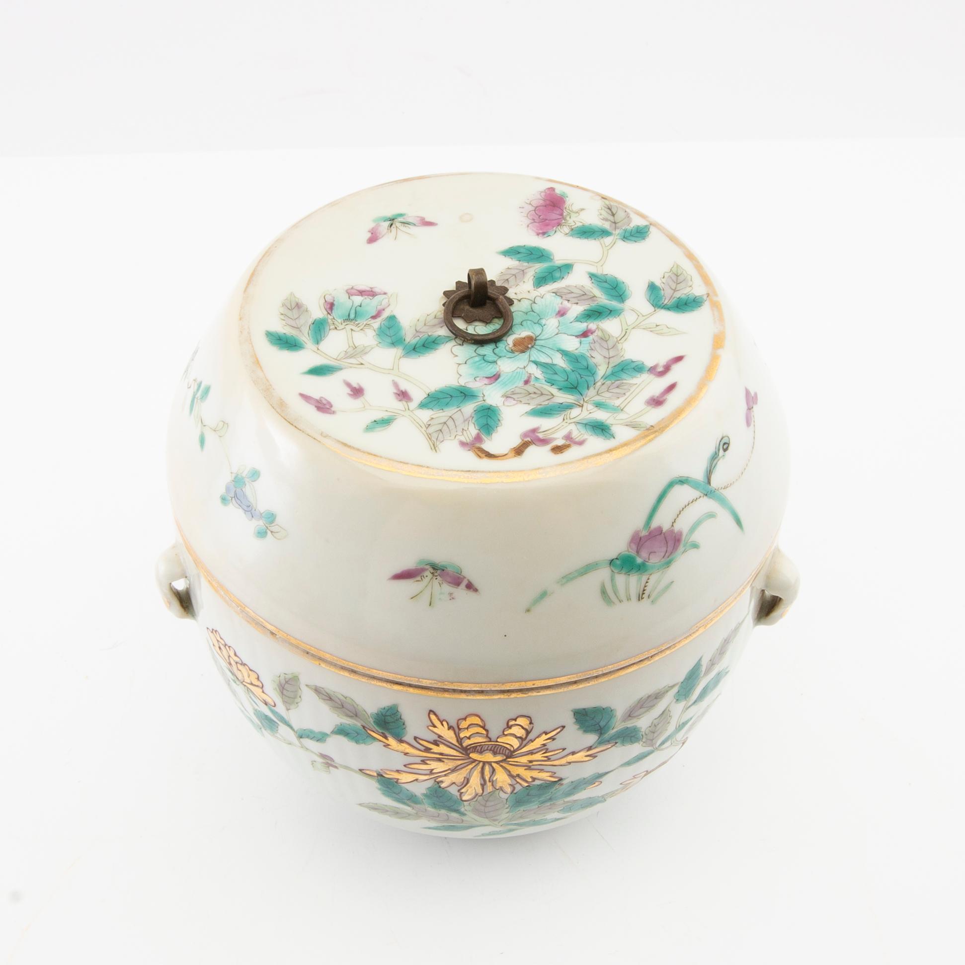 A group of Chinese porcelain, late Qing dynasty/20th Century.