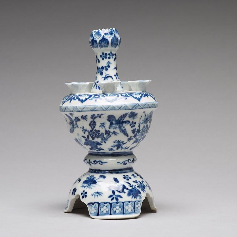 A blue and white tulip vase, Qing dynasty, 19th Century.