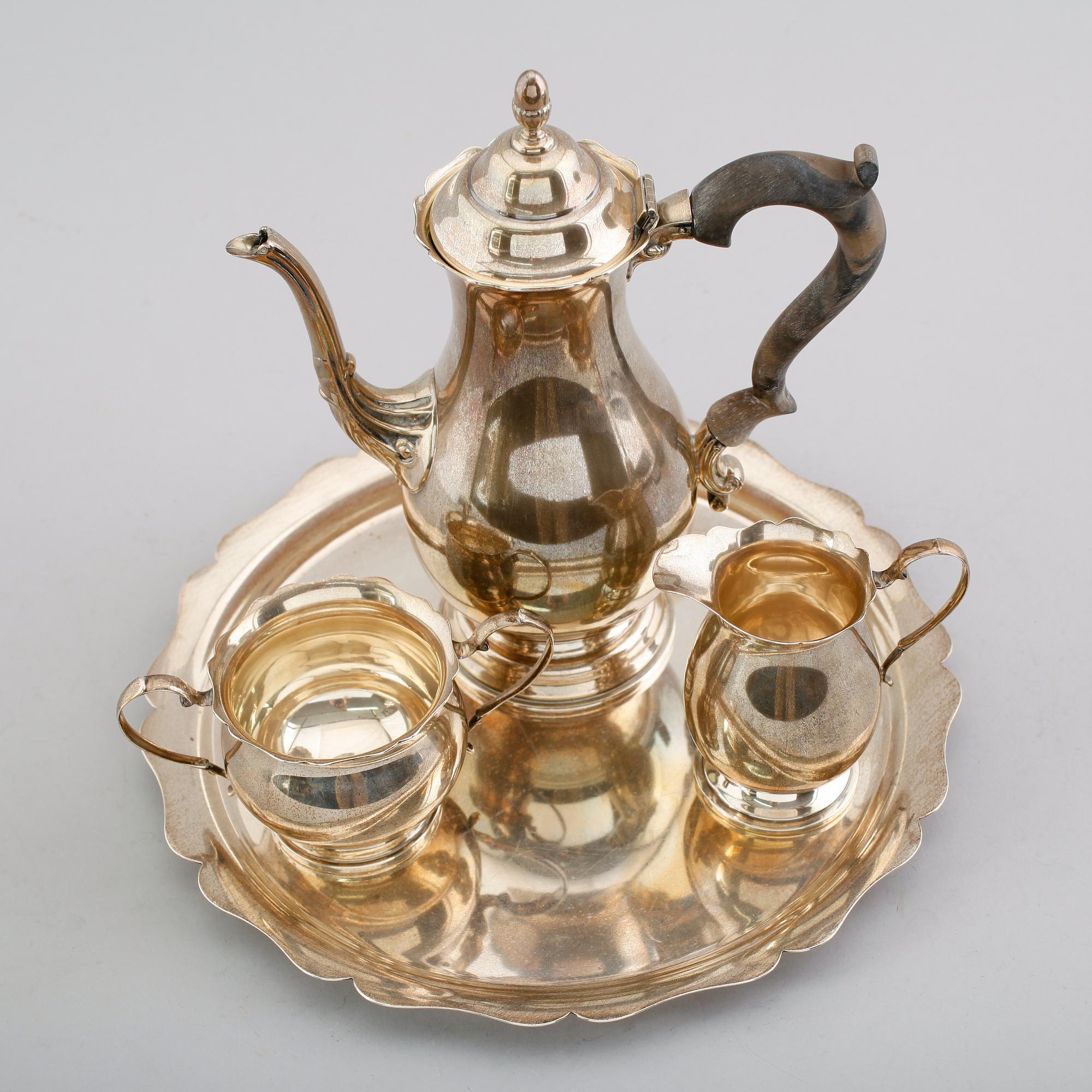KAFFESERVIS, 4 delar, sterlingsilver, 1900-talets första hälft. Vikt ca 1390 gram.