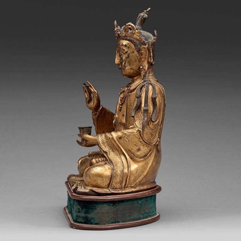 GUANYIN, förgylld brons. Mingdynastin (1368-1644).