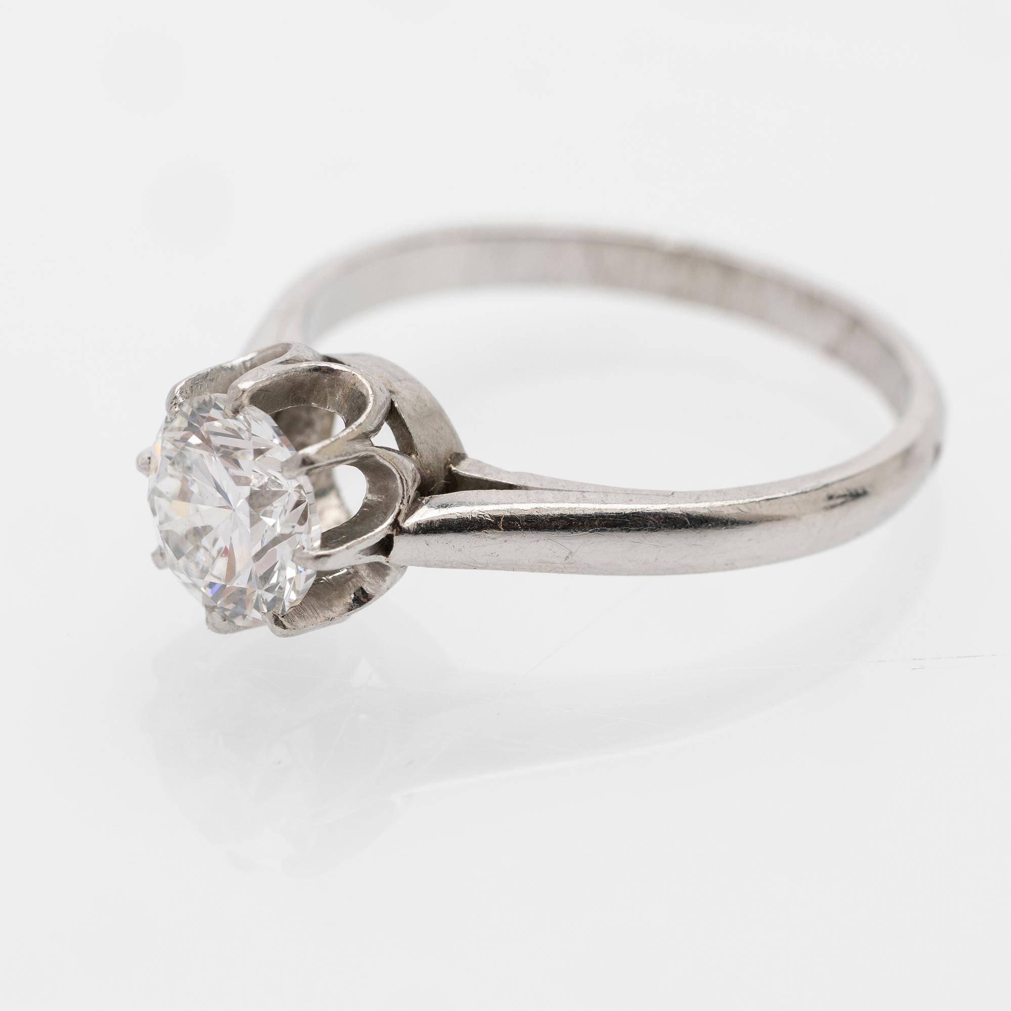 18K white gold solitaire ring with a diamond, France, 20th century.