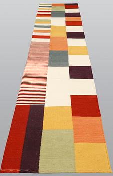 A Kilim runner, modern design, approx. 441 x 83 cm.