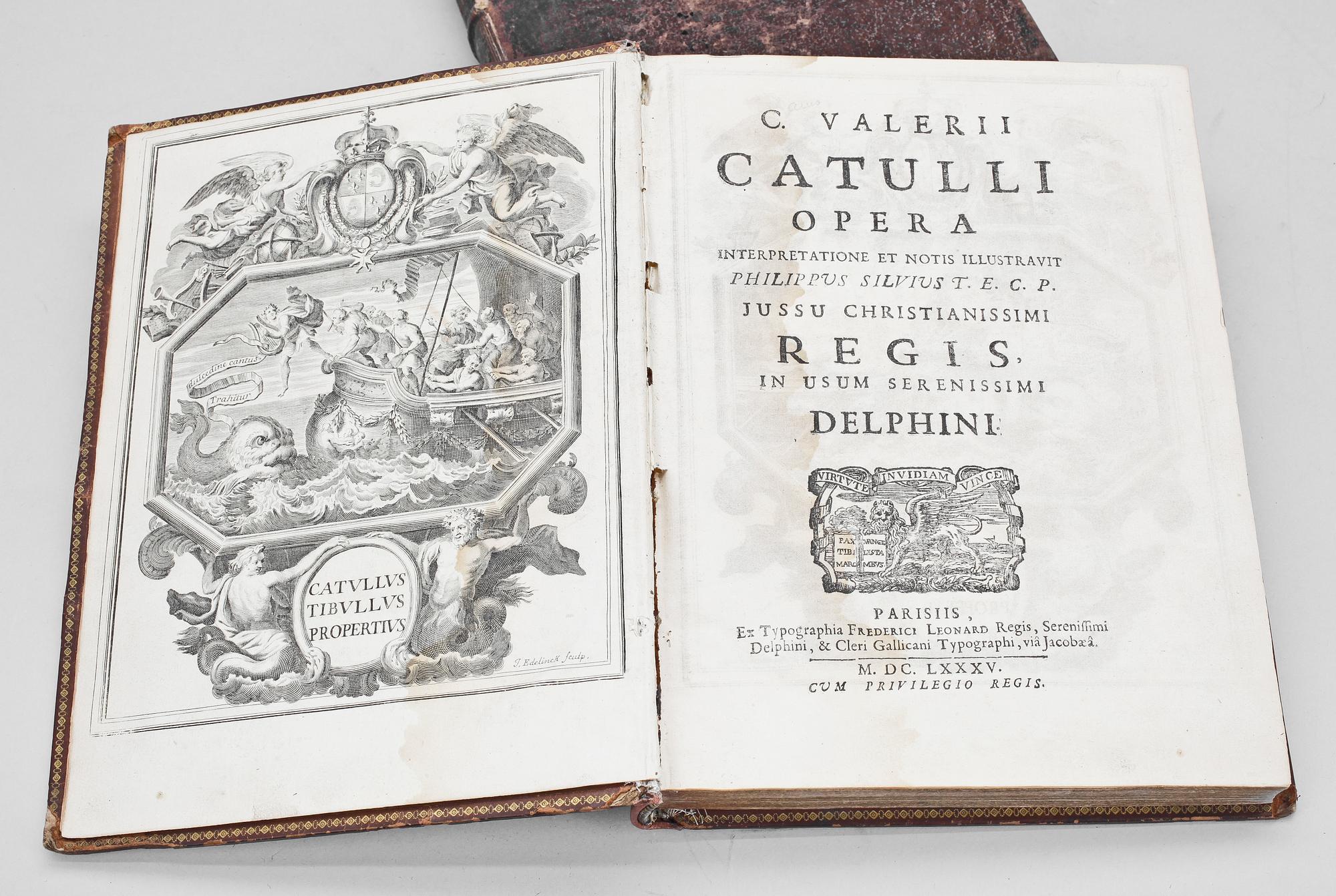 BÖCKER, 2 st, bla "Catulli Opera...", av Gaius Valerius, Paris 1685.