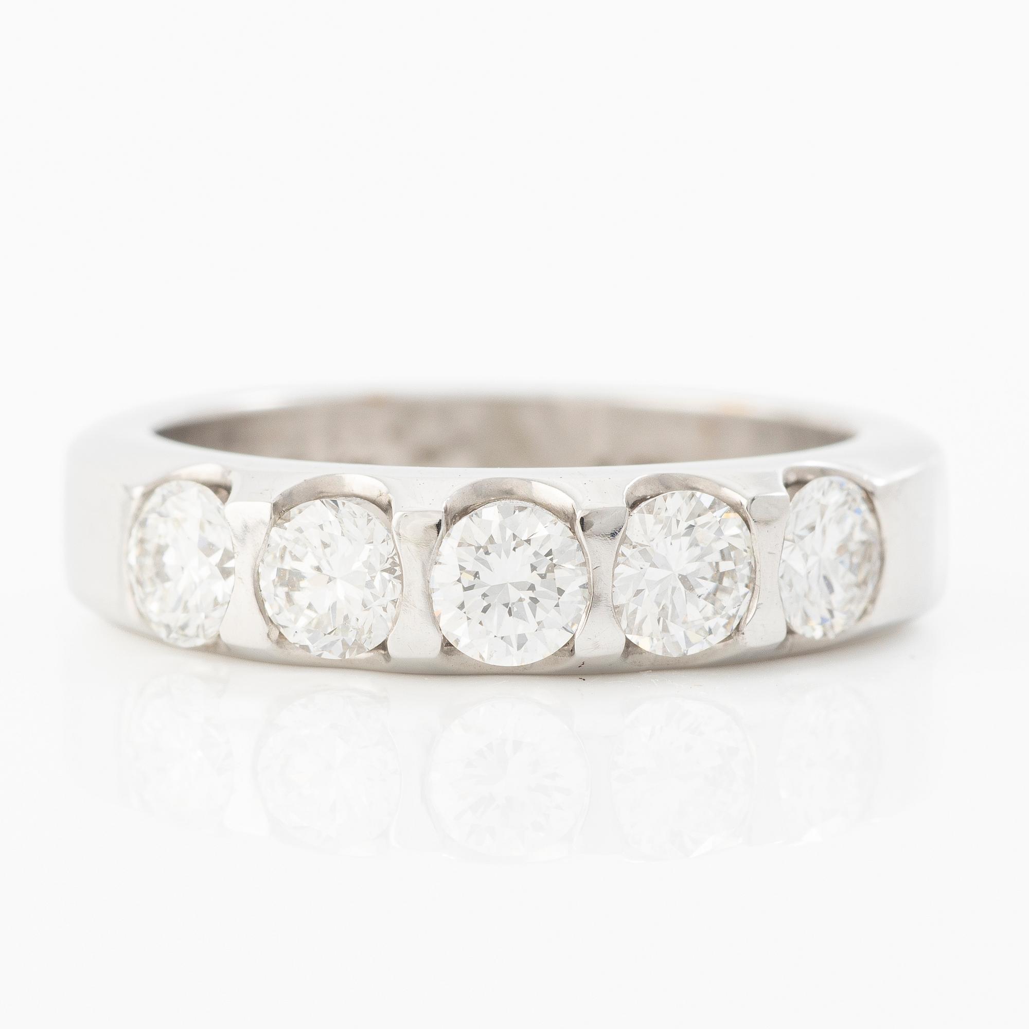 Half eternity ring in 14K white gold set with brilliant-cut diamonds.