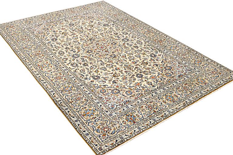 A Kashan carpet, a. 297 x 200 cm.