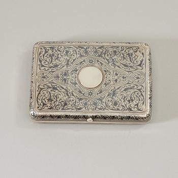 CIGARETTETUI, av Ivan Chlebnikov, Moskva 1884. Hovleverantörsstämpel.