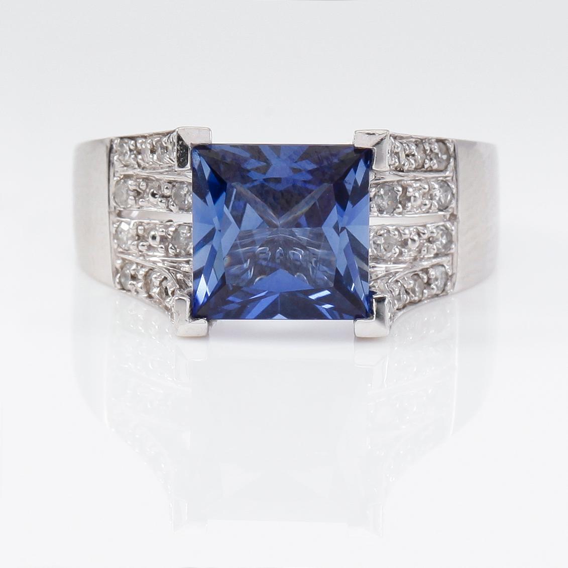 RING, 10K vitguld, diamanter tot ca 0.28 ct. och safir.