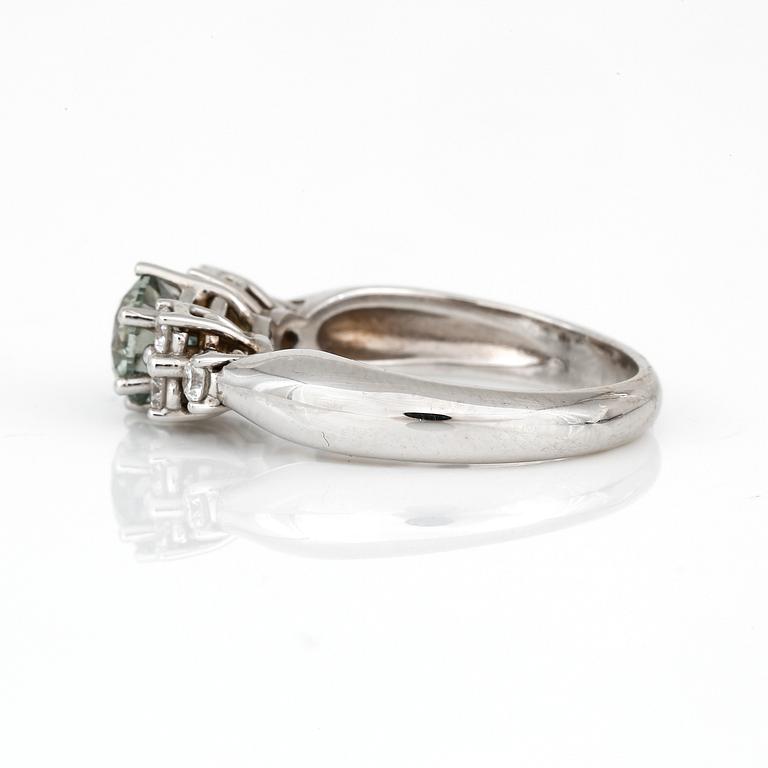 RING, med briljantslipade grönfärgad diamant ca 1,04 ct och övriga diamanter totalt ca 0,29 ct.