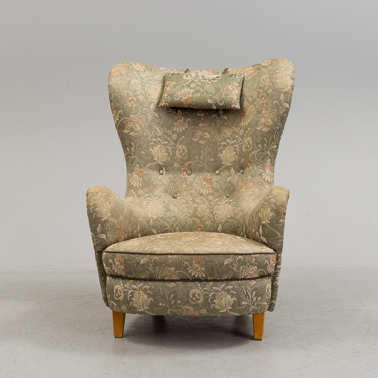 SCANDINAVIAN DESIGN, an upholstered easy chair, 1940's/1950's.