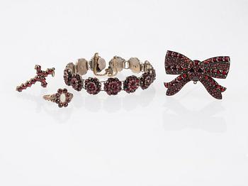 HÄNGE, BROSCH, ARMBAND samt RING, med fasetterade granater, troligen omkring sekelskiftet 1900.