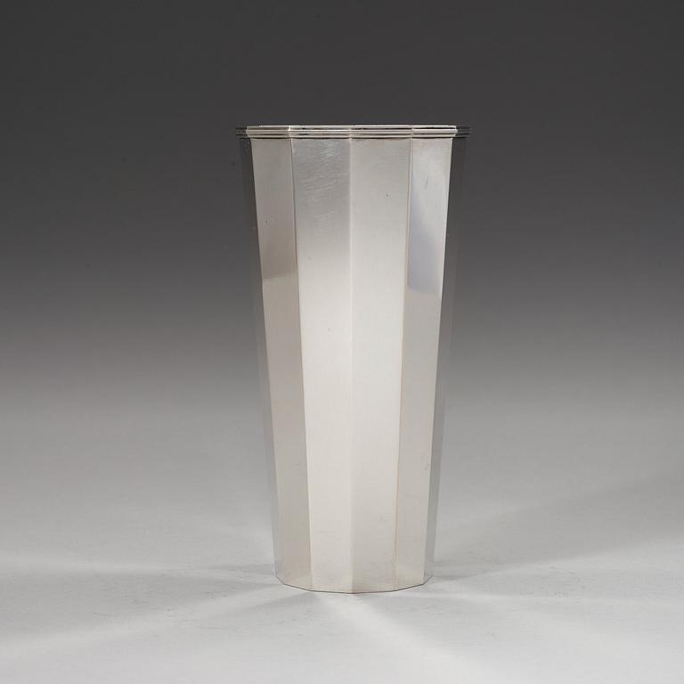 A Wiwen Nilsson sterling vase, Lund 1968.