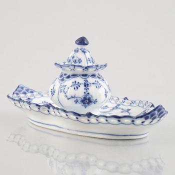 A "Blue fluted full lace" / "Musselmalet" ink stand, Royal Copenhagen, model 1064, 1893-1923.