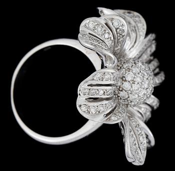RING, 18k vitguld med briljantslipade diamanter. Vikt 17g.