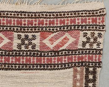 TEXTILE. "Röd S-bård". Flat weave (Inplock på linnebotten). 149 x 76,5 cm. Signed MMF.