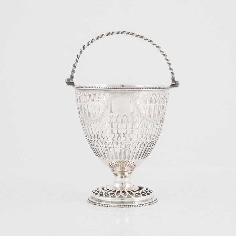 An English sweetmeat basket, mark of Benjamin Davis, London, England 1817.