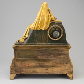 BORDSPENDYL, förgylld brons, Empire, Paris, Frankrike, 1800-talets första hälft.
