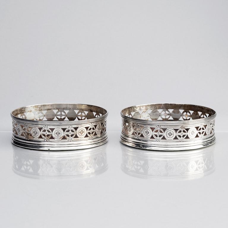 John Robertson & David Darling, coasters, ett par, silver, Newcastle 1795.