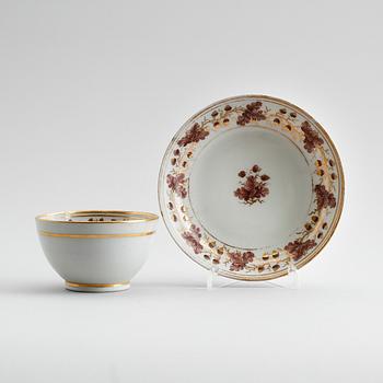 TESKÅL MED FAT, porslin, Newhall, England, 1700-talets andra hälft.