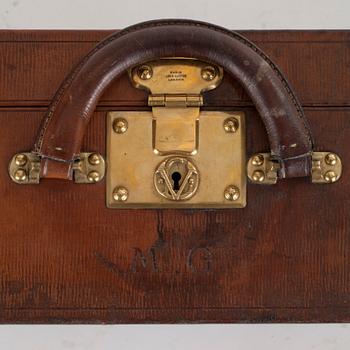 LOUIS VUITTON, a brown faux leather suitcase from around 1910.