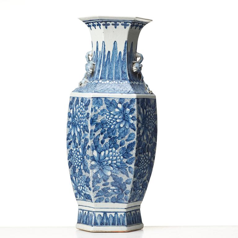 A blue and white vase, Qing dynasty, 19th Century.