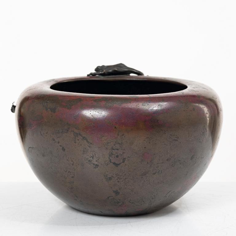 A Japanese bronze bowl / censer, Meiji (1868-1912).