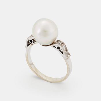 An 18K white gold ring set with a pearl and eight-cut diamonds.