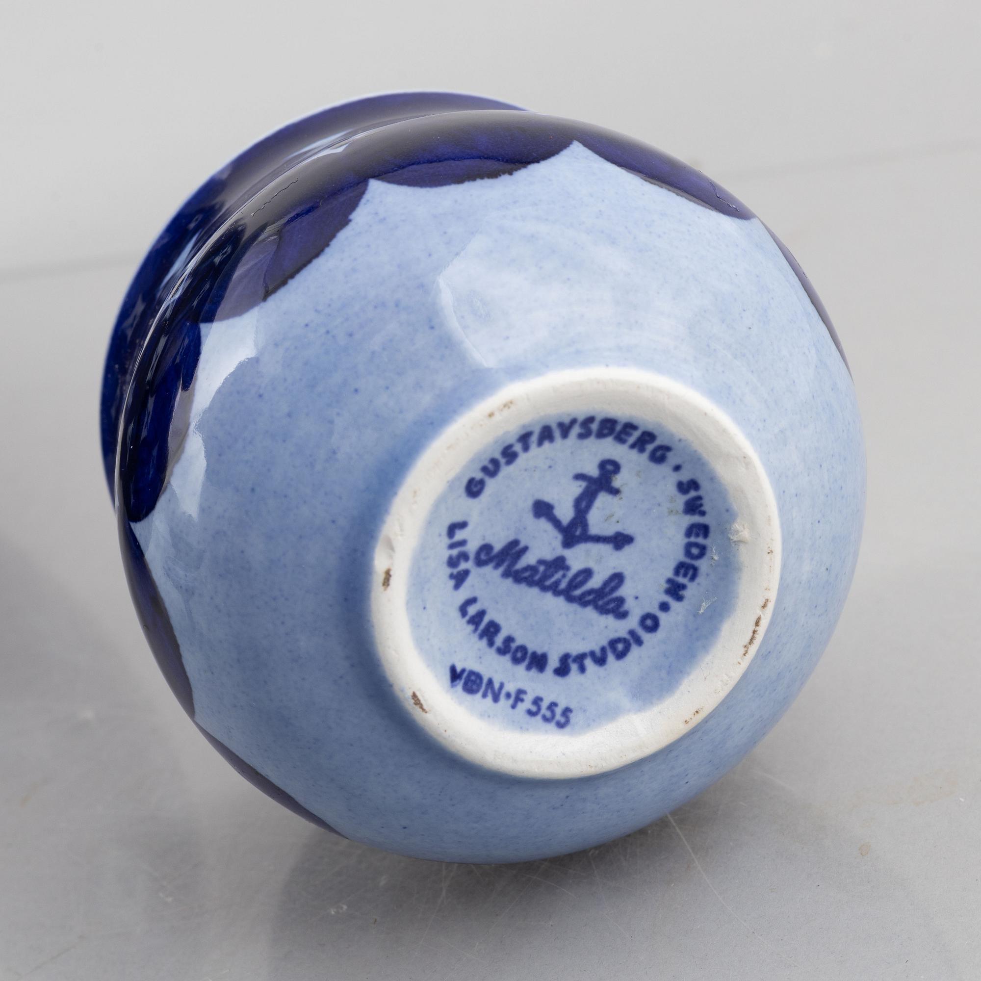 Lisa Larson, vaser, 2 st och skålar, ett par samt terrin med lock och skål med lock, stengods, Gustavsberg.